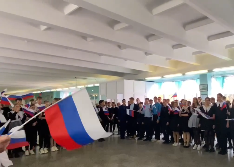 Патриотическая линейка «Мы вместе» прошла для старшеклассников.