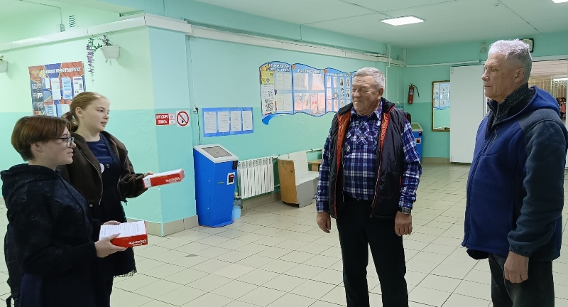 Особенная благодарность: школьники поздравили водителей автобусов.